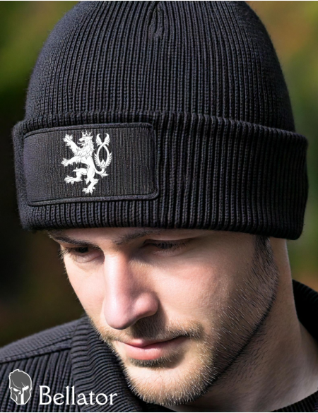Knitted hat with the symbol of the Czech lion, black